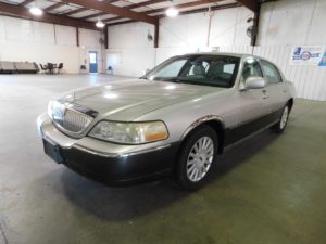 2005 Lincoln Town Car Front